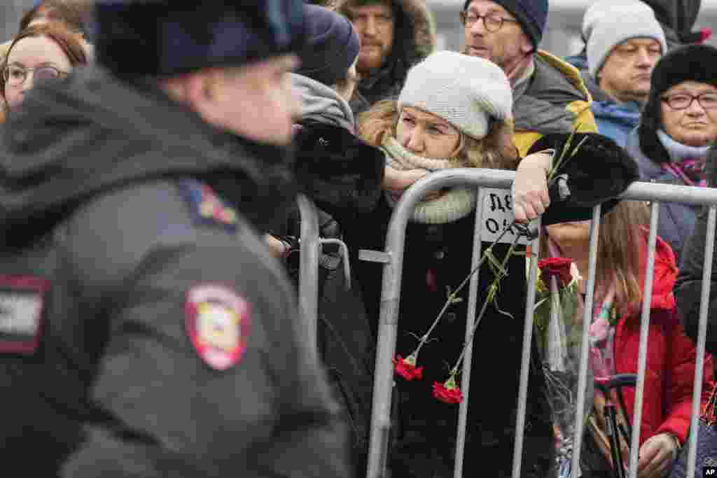 Власти ограничили интернет-связь в районе храма, где проходило отпевание Навального. Так же происходило во время протестов 2019 года. В храме, где отпевали Алексея Навального, сотрудники ритуальной службы поспешно закрыли гроб, не дав проститься всем желающим