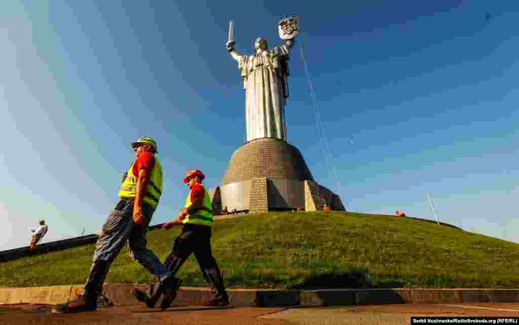 Работы планируется завершить ко Дню государственного флага, который отмечают в Украине 23 августа.&nbsp;