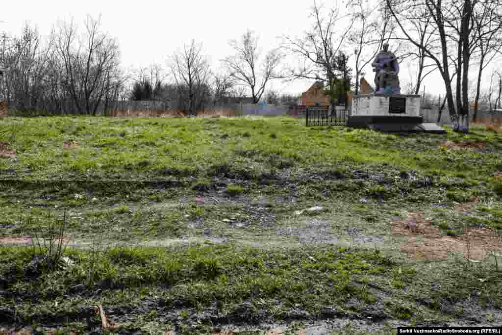 Уничтоженный российский танк Т-72 возле поврежденного мемориала погибшим во Второй мировой войне в селе Лукьяновка Киевской области, март 2022 года / Справа: март 2024 года