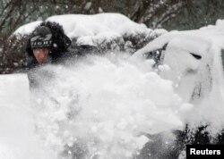 Рабочий убирает снег на московских улицах. 13 февраля 2021 года. Фото: Reuters