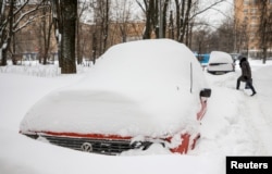 Автомобиль в одном из московских дворов 13 февраля 2021 года. Фото: Reuters