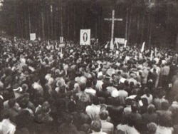 Шествие в Куропатах, 1988 год. Фото с обложки книги "Куропаты", 1994 год. Courtesy Photo