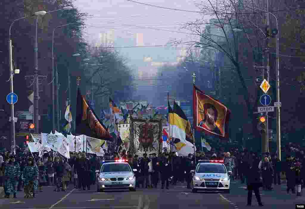 Участники &quot;Русского марша&quot; в День народного единства во время шествия от станции метро &quot;Октябрьское поле&quot; до &quot;Щукинской&quot;. Москва 4 ноября 2014&nbsp; 