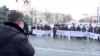 "Работать должны молодые". Митингующие в Бишкеке требуют отставки нового мэра – третьего за три дня