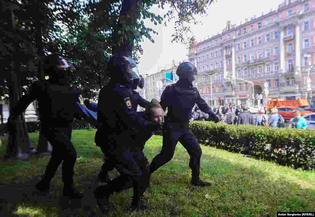 Одно из задержаний на бульваре. Фрагмент из трансляции Настоящего Времени